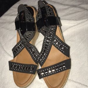 Black stud wedges